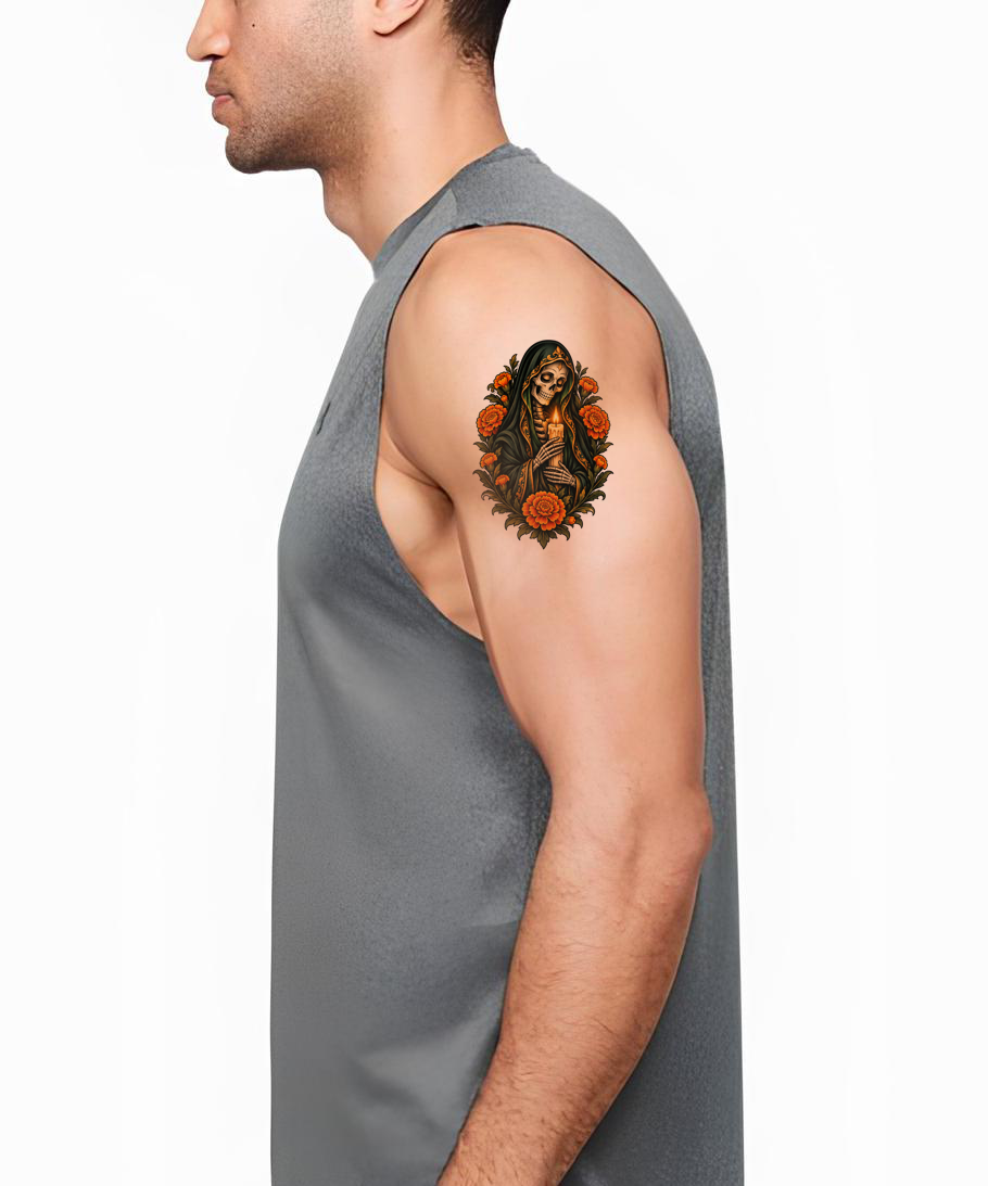 Santa Muerte kynttilän ja samettikukkien tatuointimalli