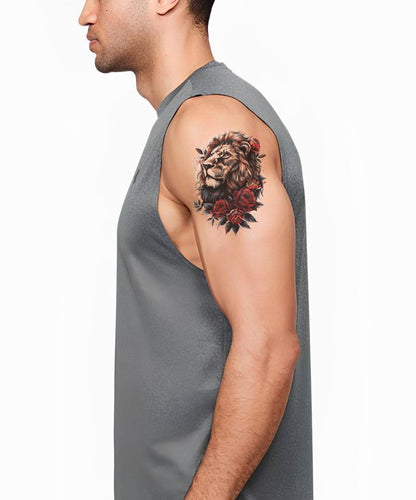 Magnífico diseño de tatuaje de cabeza de león y rosas.