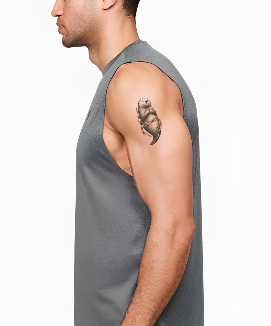 Idea per tatuaggio di una lontra marina avvolta nelle alghe
