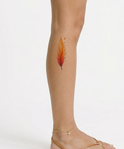 Illustrazione per tatuaggio di una piuma di fenice ardente
