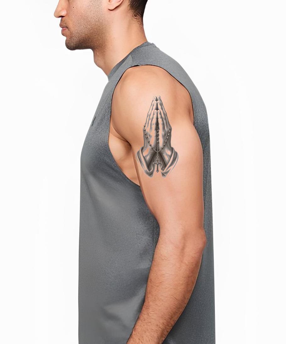 Tattoo-design med bedende hænder og rosenkrans