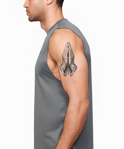 Tattoo-design med bedende hænder og rosenkrans