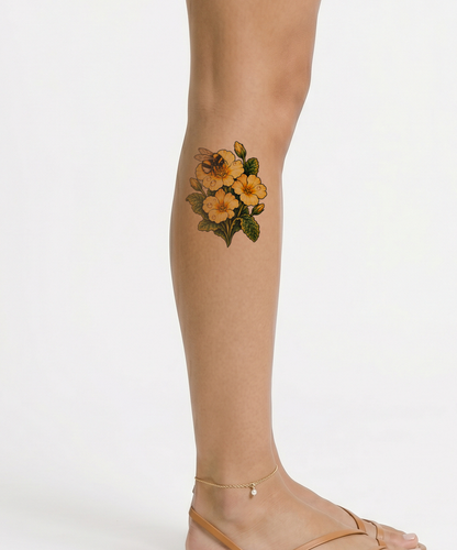 Tatuaje de prímula con abejorro y rocío