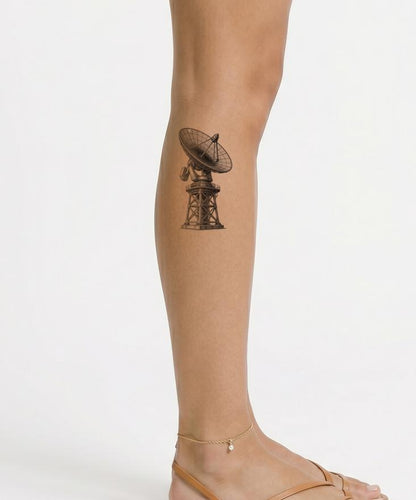 Tattoo-Illustration einer Radioteleskop-Schüssel