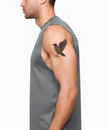Blackwork tetování havrana s řeckým klíčem a křídlem