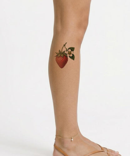 Desain Tato Stroberi Matang dengan Bunga