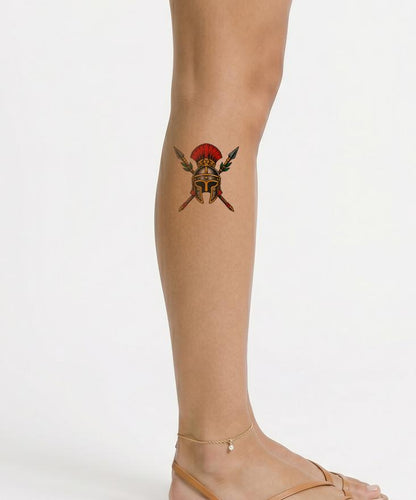 Tattoo-Design mit römischem Legionärshelm und gekreuzten Speeren
