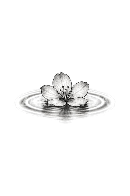 Idea per un tatuaggio di fiori di sakura sull’acqua immobile