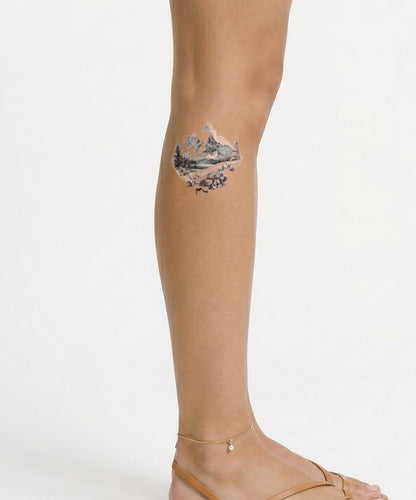 Vacker skidfjällslandskap med blommor tatuering design