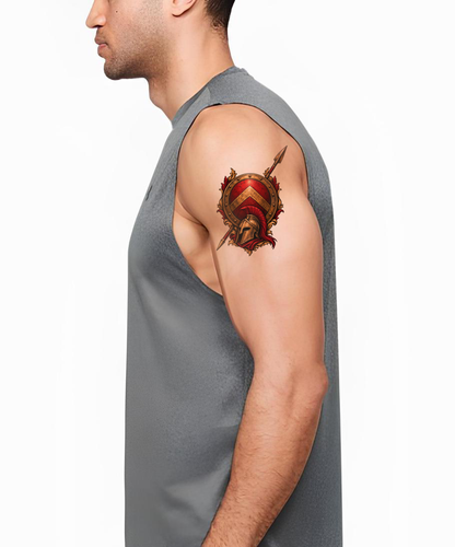 Tattoo-idé med spartansk skjold, hjelm og spyd