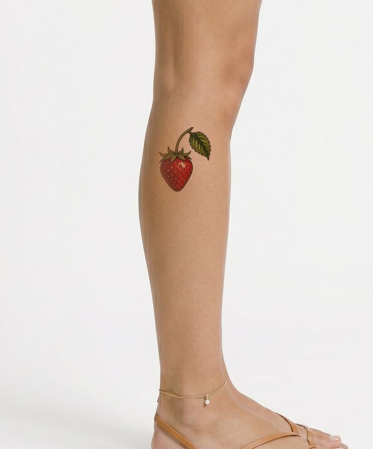 Lille jordbær med blad som tatovering