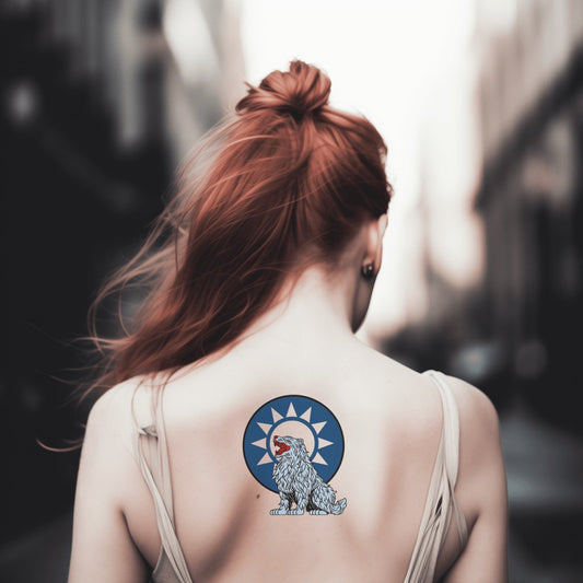 Ilustração de Tatuagem de Leão da Neve com Emblema do Sol