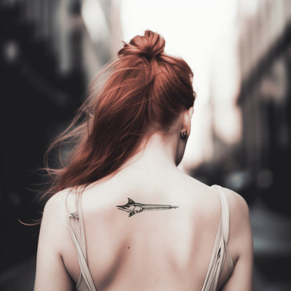 Design tatuaggio pesce spada con penna stilografica