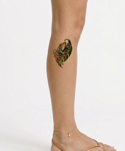 Rödögd lövgroda på ett blad som tatuering