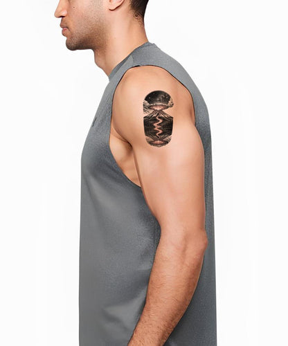 Design de tatouage montagne en éruption la nuit