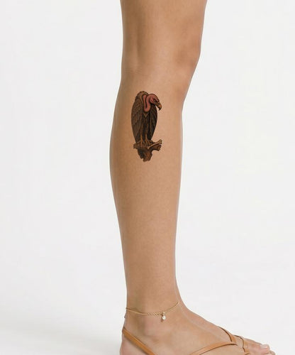 Tattooillustration af en siddende grib med knogle