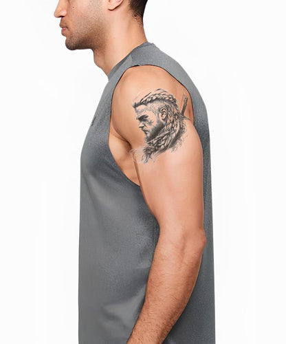Tatouage de guerrier viking féroce avec épée et tresses idée de tatouage
