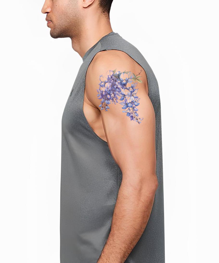 Realistisches Tattoo mit blauer Wisteria-Blume