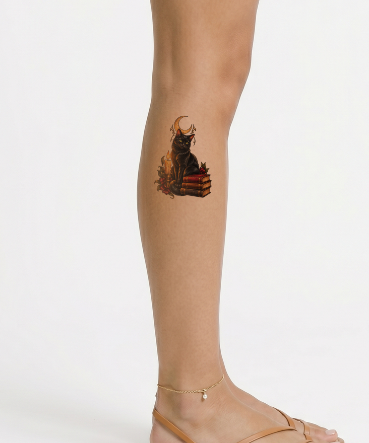 Neotraditionelles Tattoo mit schwarzer Hexenkatze, Kerze und alten Büchern
