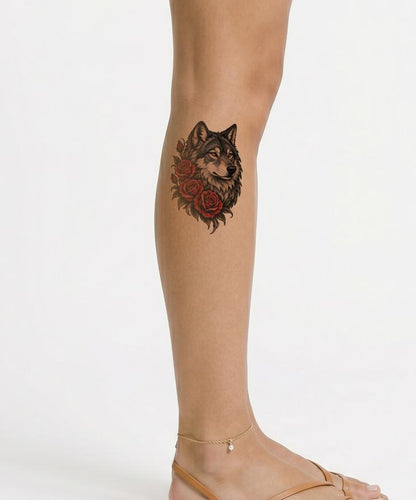 Diseño de tatuaje de lobo y rosas carmesí