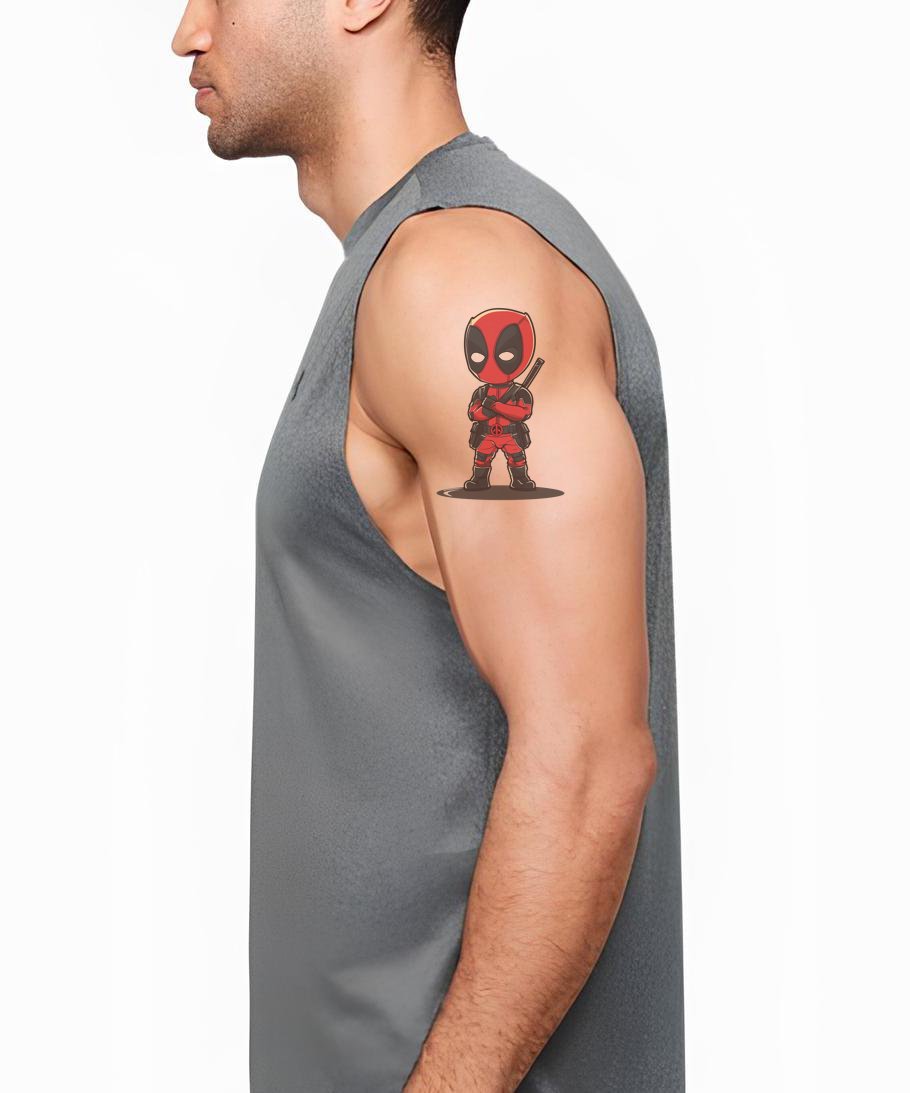 Kid Deadpool met Armen Gevouwen Tattoo Ontwerp